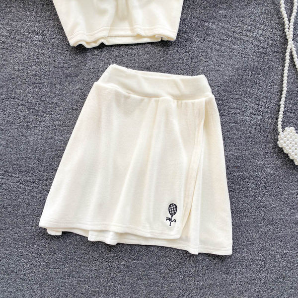 Sieviešu komplekts no divām daļām baltā krāsā