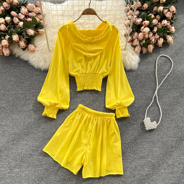 Sieviešu ikdienas komplekts ar saitēm un kapuci četrās krāsās