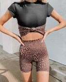 Moderns sieviešu komplekts ar dzīvnieku apdruku legingiem un blūzei