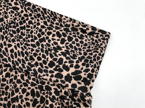 Moderns sieviešu komplekts ar dzīvnieku apdruku legingiem un blūzei