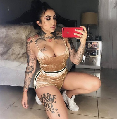 Sieviešu šortu un krūtiņu komplekts ar apmali