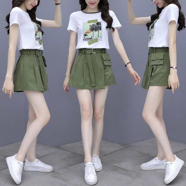 Moderan ženski komplet od dva dijela suknja-hlače i majica