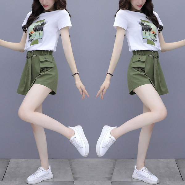 Moderan ženski komplet od dva dijela suknja-hlače i majica