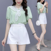 Moderns sieviešu komplekts no divdaļīgas blūzes un šortiem