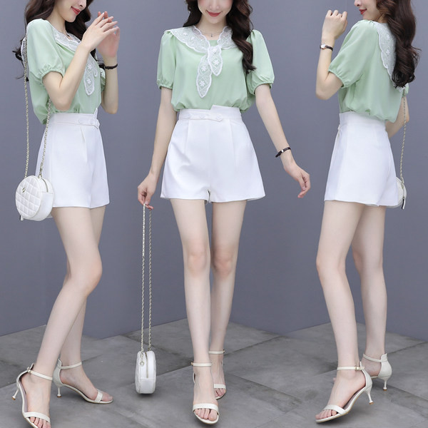 Moderns sieviešu komplekts no divdaļīgas blūzes un šortiem