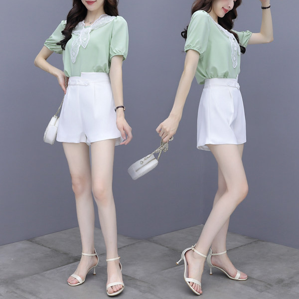 Moderns sieviešu komplekts no divdaļīgas blūzes un šortiem