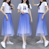 Novi model ženskog kompleta iz dva dijela majice s printom i suknje