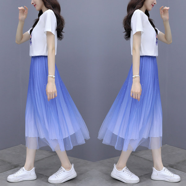 Novi model ženskog kompleta iz dva dijela majice s printom i suknje