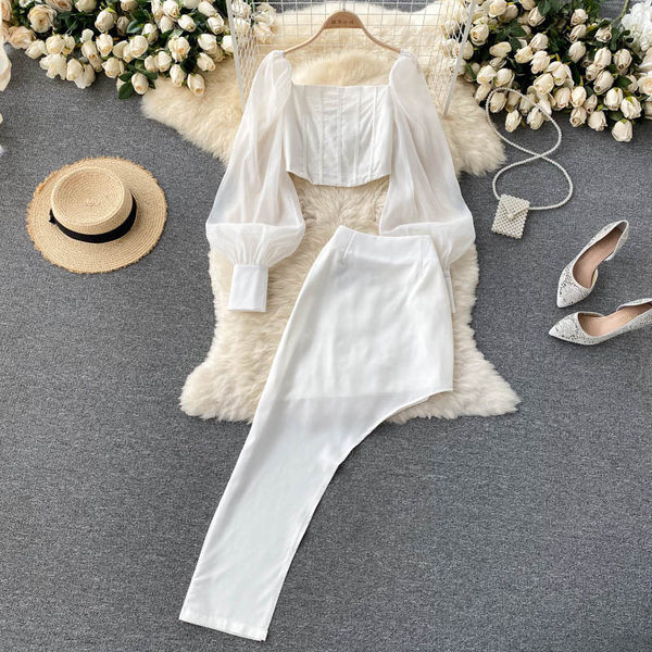 Elegantni ženski kompleti u bijeloj i crnoj boji