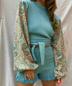 Set de pantaloni scurti de damă elegant și o bluză cu mâneci largi