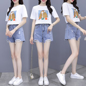 Jauna modeļa sieviešu komplekts no divu daļu T-krekla ar aplikāciju un šortiem ar saplēstiem motīviem