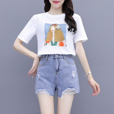 Jauna modeļa sieviešu komplekts no divu daļu T-krekla ar aplikāciju un šortiem ar saplēstiem motīviem