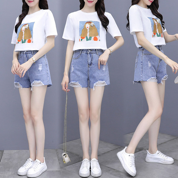 Jauna modeļa sieviešu komplekts no divu daļu T-krekla ar aplikāciju un šortiem ar saplēstiem motīviem