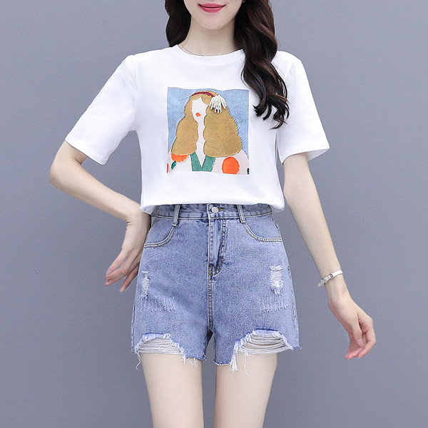 Jauna modeļa sieviešu komplekts no divu daļu T-krekla ar aplikāciju un šortiem ar saplēstiem motīviem