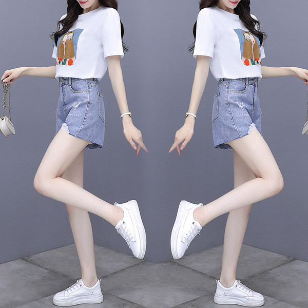 Jauna modeļa sieviešu komplekts no divu daļu T-krekla ar aplikāciju un šortiem ar saplēstiem motīviem