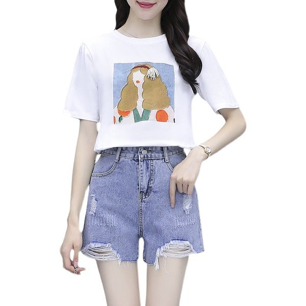 Jauna modeļa sieviešu komplekts no divu daļu T-krekla ar aplikāciju un šortiem ar saplēstiem motīviem