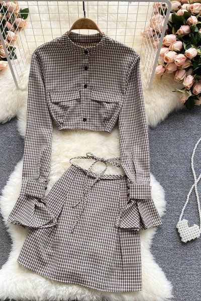 Sieviešu rūtu komplekts ar pogām un garām piedurknēm