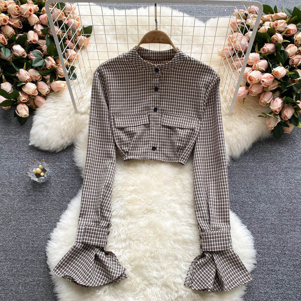 Sieviešu rūtu komplekts ar pogām un garām piedurknēm