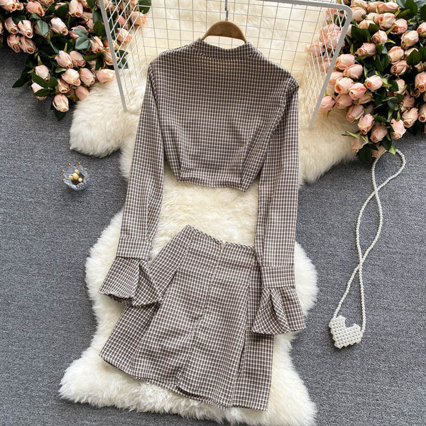 Sieviešu rūtu komplekts ar pogām un garām piedurknēm