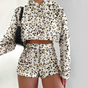 Set de dama actual bluza scurta cu gluga si pantaloni scurti