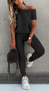 Aktualan ženski komplet običan model iz dva dijela