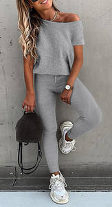 Aktualan ženski komplet običan model iz dva dijela