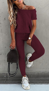 Aktualan ženski komplet običan model iz dva dijela