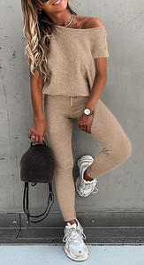 Aktualan ženski komplet običan model iz dva dijela