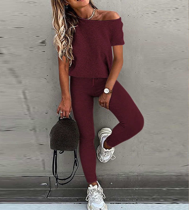 Aktualan ženski komplet običan model iz dva dijela