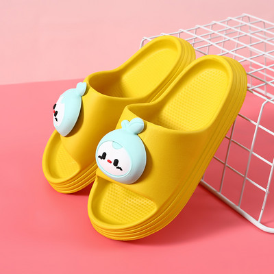 Ежедневни детски чехли с равна подметка и 3D елемент