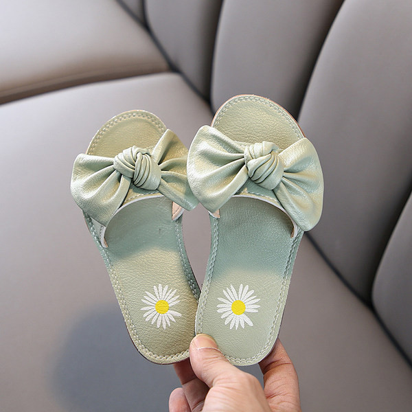 Odinės vaikiškos šlepetės su kaspinu ir aplikacijomis