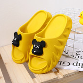 Kelių spalvų vasarinės vaikiškos šlepetės plokščiu padu