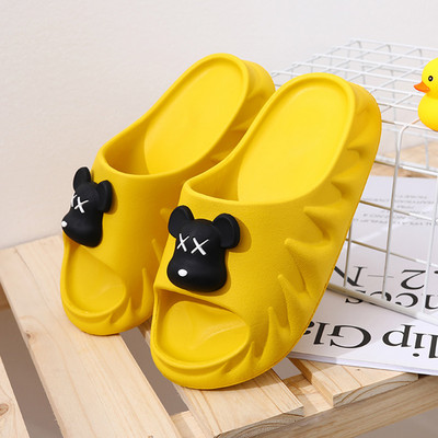 Kelių spalvų vasarinės vaikiškos šlepetės plokščiu padu