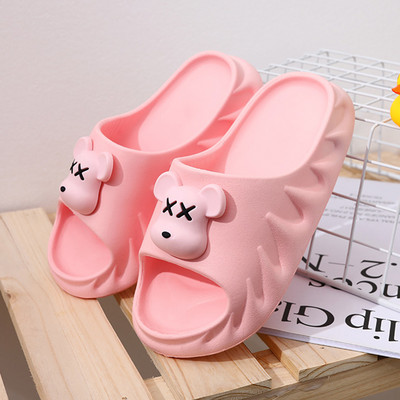 Kelių spalvų vasarinės vaikiškos šlepetės plokščiu padu