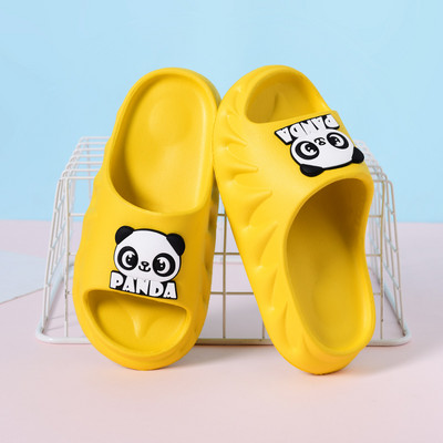 Kelių spalvų vasarinės vaikiškos šlepetės plokščiu padu