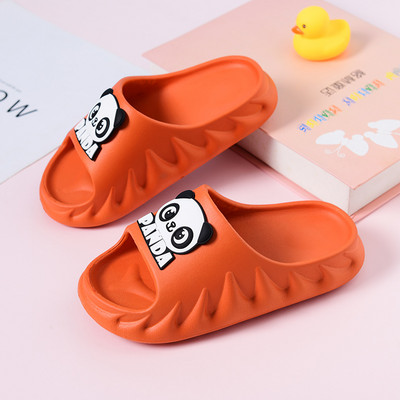 Kelių spalvų vasarinės vaikiškos šlepetės plokščiu padu