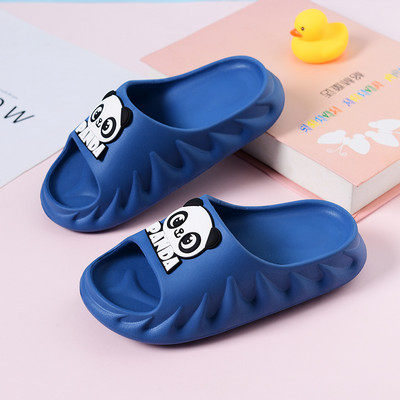 Kelių spalvų vasarinės vaikiškos šlepetės plokščiu padu