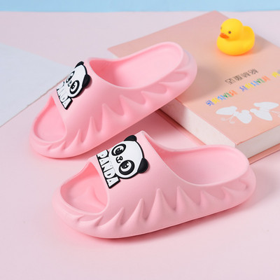 Kelių spalvų vasarinės vaikiškos šlepetės plokščiu padu