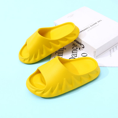 Kelių spalvų vasarinės vaikiškos šlepetės plokščiu padu