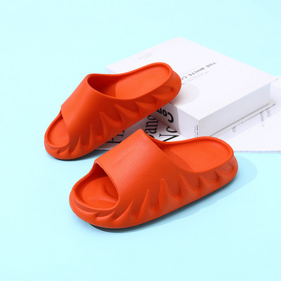 Kelių spalvų vasarinės vaikiškos šlepetės plokščiu padu