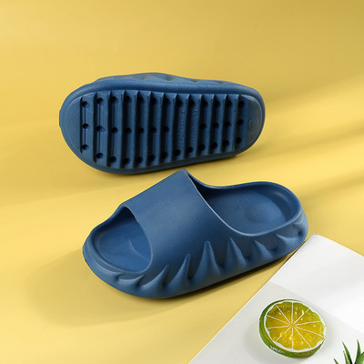 Kelių spalvų vasarinės vaikiškos šlepetės plokščiu padu