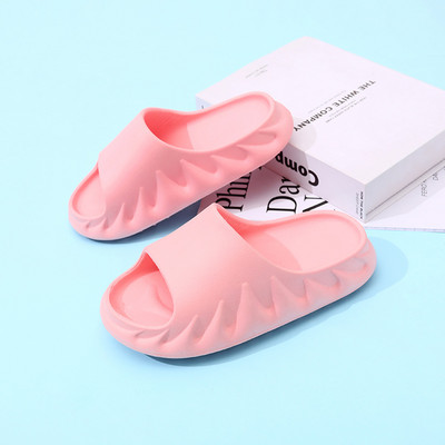 Kelių spalvų vasarinės vaikiškos šlepetės plokščiu padu