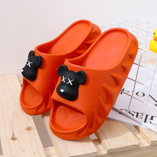 Kelių spalvų vasarinės vaikiškos šlepetės plokščiu padu