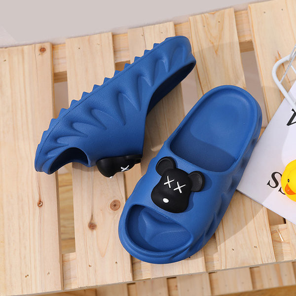 Kelių spalvų vasarinės vaikiškos šlepetės plokščiu padu