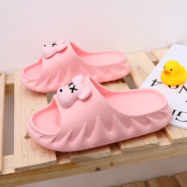 Kelių spalvų vasarinės vaikiškos šlepetės plokščiu padu