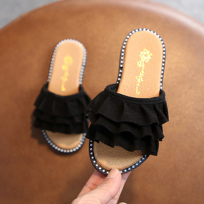 Dabartinės vaikiškos šlepetės su garbanomis ir lygiu padu