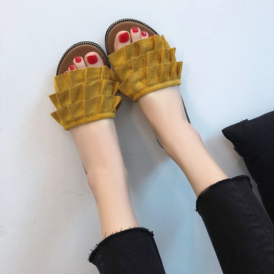 Dabartinės vaikiškos šlepetės su garbanomis ir lygiu padu