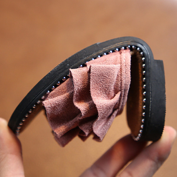 Dabartinės vaikiškos šlepetės su garbanomis ir lygiu padu