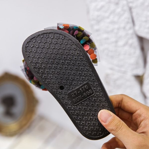 Šiuolaikinės vaikiškos šlepetės su kaspinu