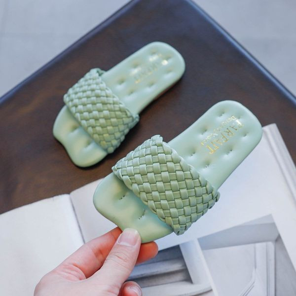 Moderne dječje papuče s ravnim potplatom